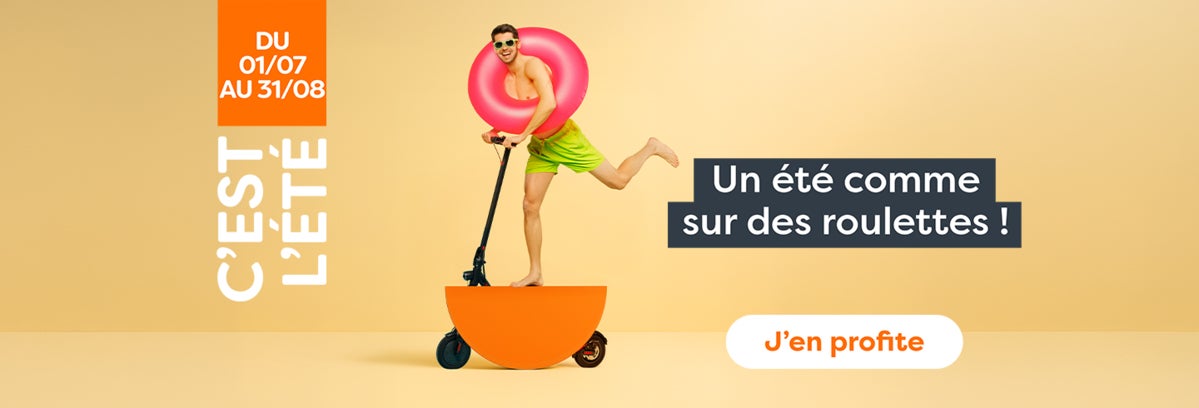 Bannière promotionnelle estivale montrant un homme en tenue de plage avec une bouée rose sur une trottinette, avec le message « C’est l’été : un été comme sur des roulettes ! », les dates du 1er juillet au 31 août et un bouton « J’en profite ».